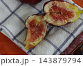 甘く美味しい生のイチジク 143879794
