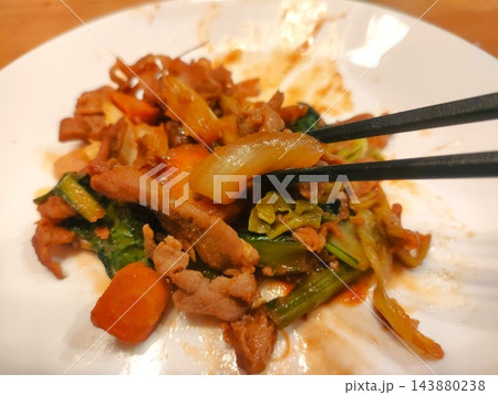 箸でリフトされる肉野菜炒め 箸でリフトされる肉野菜炒め 143880238