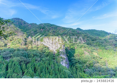 群馬県の子持山・7号橋への下山道から望む奇岩・展望岩 群馬県の子持山・7号橋への下山道から望む奇岩・展望岩 143881416