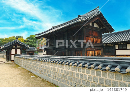韓国の古都・全州の観光名所 慶基殿に佇む美しい伝統建築と石垣 韓国の古都・全州の観光名所 慶基殿に佇む美しい伝統建築と石垣 143881749