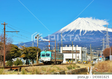 静岡県　青空の岳南電車と富士山 143881825