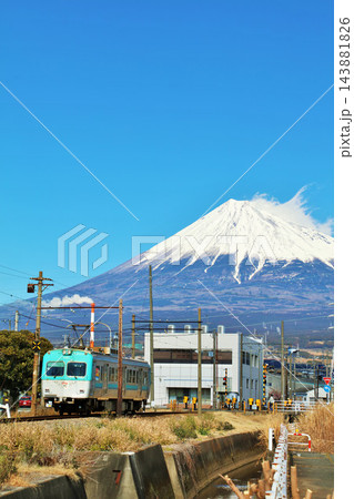 静岡県　青空の岳南電車と富士山 143881826