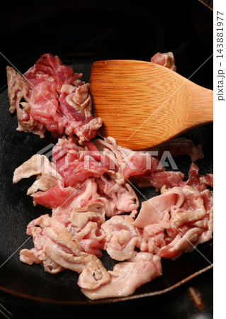豚肉を炒めている様子 143881977