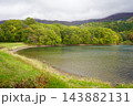 秋の蔵王スキー場にある鴫の谷地沼の寂しい風景 143882131