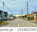 電柱と電線が張り巡らされた住宅街の直線道路 143882269