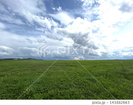 北海道上富良野町・丘陵を走る直線道路とアップダウンの絶景風景 北海道上富良野町・丘陵を走る直線道路とアップダウンの絶景風景 143882663