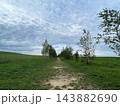 北海道上富良野町・丘陵を走る直線道路とアップダウンの絶景風景 143882690