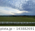 北海道上富良野町・丘陵を走る直線道路とアップダウンの絶景風景 143882691