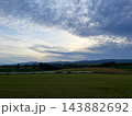 北海道上富良野町・丘陵を走る直線道路とアップダウンの絶景風景 143882692