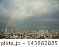 雨上がりの虹のかかる雨上がりに虹 143882885