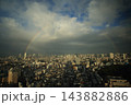 雨上がりの虹のかかる雨上がりに虹 143882886