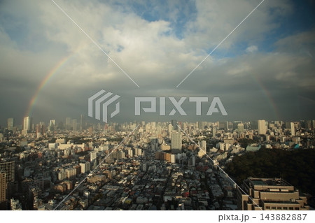 都市風景に架かる虹 都市風景に架かる虹 143882887
