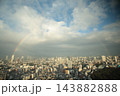 雨上がりの空に現れた虹 143882888