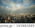都市風景、街並みに架かる虹 143882889