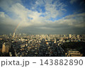 都市風景、街並みに架かる虹 143882890