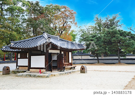 韓国全州の観光名所・慶基殿の伝統建築物 韓国全州の観光名所・慶基殿の伝統建築物 143883178