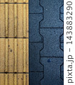点字ブロックと青い舗装路面 143883290