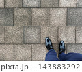 革靴を履いた男性と石畳の歩道 143883292
