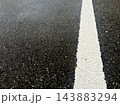 白線が引かれたアスファルト道路 143883294