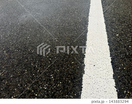 白線が引かれたアスファルト道路 143883294