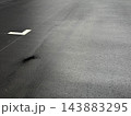 白い区画線のある黒い舗装路面 143883295