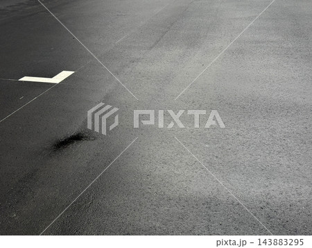 白い区画線のある黒い舗装路面 143883295