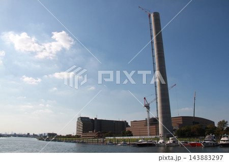 清掃工場の煙突建設工事と江戸川沿いの水辺風景 143883297