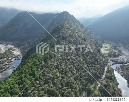 霧が晴れた秋の朝。上瀞と北山川の蛇行地形を望む空撮 霧が晴れた秋の朝。上瀞と北山川の蛇行地形を望む空撮 143883361