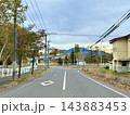 一時停止標識と並木がある秋の住宅街の交差点 143883453
