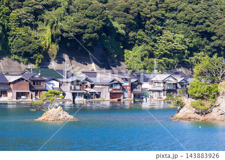 京都北部、丹後半島の伊根の舟屋の景色 143883926