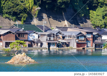京都北部、丹後半島の伊根の舟屋の景色 京都北部、丹後半島の伊根の舟屋の景色 143883927