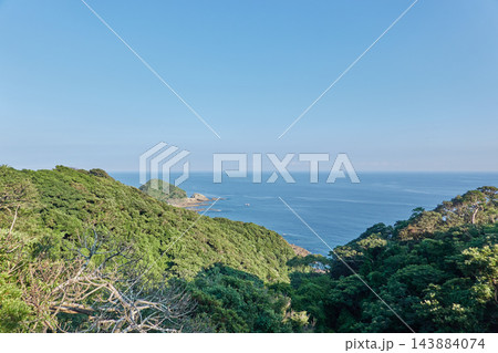 佐多岬 照葉樹の森と沖の小島 夕方の海 鹿児島県南大隅町 143884074