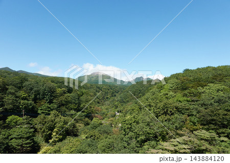 那須連山 つつじ吊橋からの眺め 栃木県那須町 谷と青空 143884120