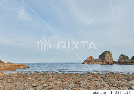 天草西海岸 玉石の浜と岩島 天草灘 熊本県天草市 143884157
