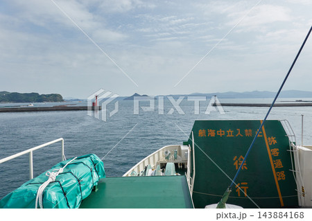 三和フェリーの甲板から見た牛深港の港口と灯台 熊本県天草市 143884168