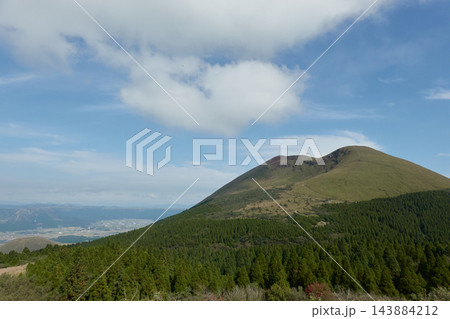 杵島岳と杉林 草千里ヶ浜付近から望む阿蘇の山 熊本県阿蘇市 杵島岳と杉林 草千里ヶ浜付近から望む阿蘇の山 熊本県阿蘇市 143884212