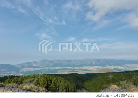 米塚と阿蘇谷の田園 草千里ヶ浜付近から望む外輪山 熊本県阿蘇市 米塚と阿蘇谷の田園 草千里ヶ浜付近から望む外輪山 熊本県阿蘇市 143884215