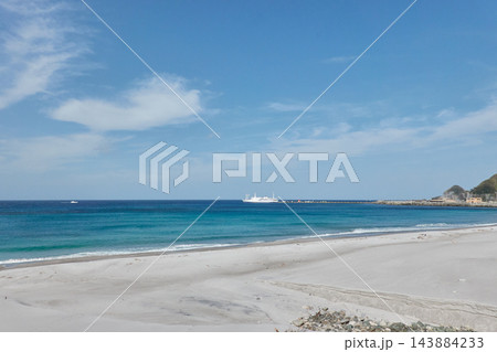 神津島 前浜海岸の白砂と沖を行くさるびあ丸 伊豆諸島 東京都 神津島 前浜海岸の白砂と沖を行くさるびあ丸 伊豆諸島 東京都 143884233