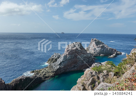 神津島 葱の場の尖った岩と入り江 沖の漁船 東京都 神津島 葱の場の尖った岩と入り江 沖の漁船 東京都 143884241