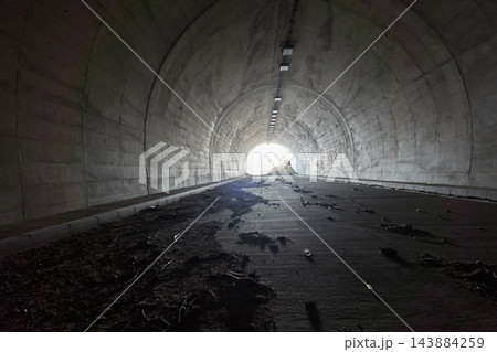 神津島 大黒根トンネル 土砂の流れ込んだ廃トンネル内部 東京都神津島村 神津島 大黒根トンネル 土砂の流れ込んだ廃トンネル内部 東京都神津島村 143884259