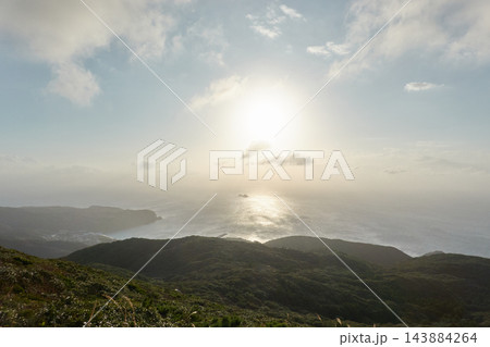 天上山から望む夕日と前浜海岸 恩馳島 神津島　東京都神津島村 143884264
