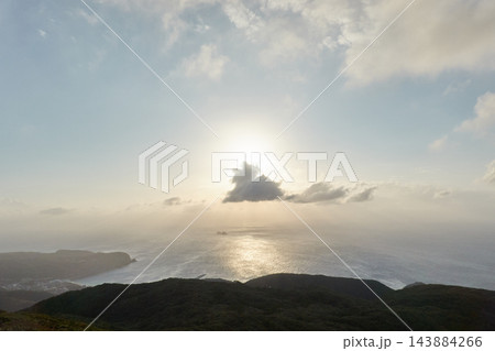 天上山から望む夕日と雲 恩馳島の海 神津島 東京都神津島村 天上山から望む夕日と雲 恩馳島の海 神津島 東京都神津島村 143884266