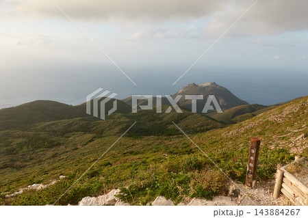 天上山 白島登山道9合目から望む神戸山と海 神津島 東京都神津島村 天上山 白島登山道9合目から望む神戸山と海 神津島 東京都神津島村 143884267