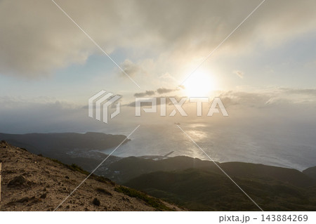 天上山から望む夕日と前浜海岸 神津島港 恩馳島 東京都神津島村 天上山から望む夕日と前浜海岸 神津島港 恩馳島 東京都神津島村 143884269