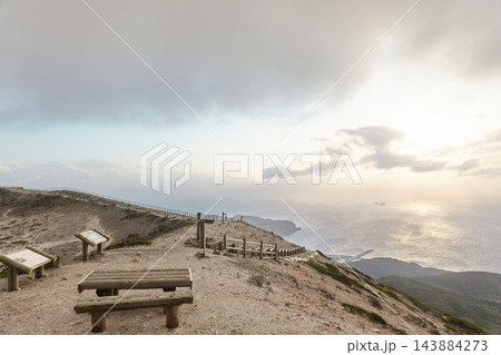 天上山 不入が沢の休憩所と夕日の海 神津島 東京都神津島村 天上山 不入が沢の休憩所と夕日の海 神津島 東京都神津島村 143884273