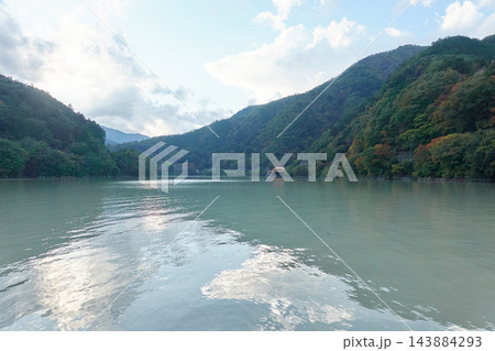奥多摩湖と麦山橋 秋の山あいの湖 奥多摩町 東京都 143884293