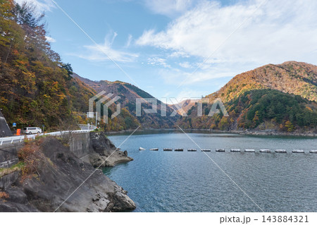 梓湖 奈川渡ダム 紅葉のダム湖と湖岸の道 長野県松本市 梓湖 奈川渡ダム 紅葉のダム湖と湖岸の道 長野県松本市 143884321