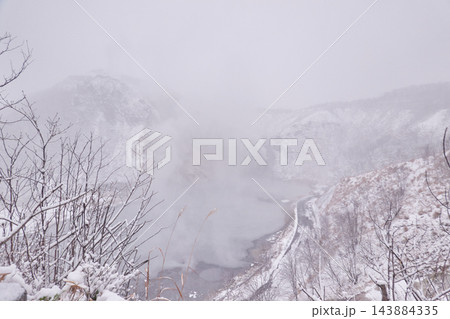 大湯沼 湯けむりの雪景色 日和山 登別温泉 北海道登別市 大湯沼 湯けむりの雪景色 日和山 登別温泉 北海道登別市 143884335
