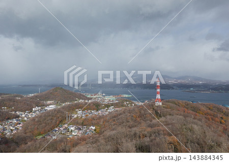 測量山から望む白鳥大橋と室蘭港 雪雲 北海道室蘭市 143884345