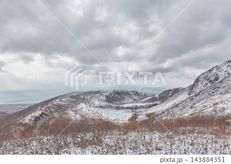 有珠山 雪の火口原と外輪山 噴火湾 北海道壮瞥町 有珠山 雪の火口原と外輪山 噴火湾 北海道壮瞥町 143884351